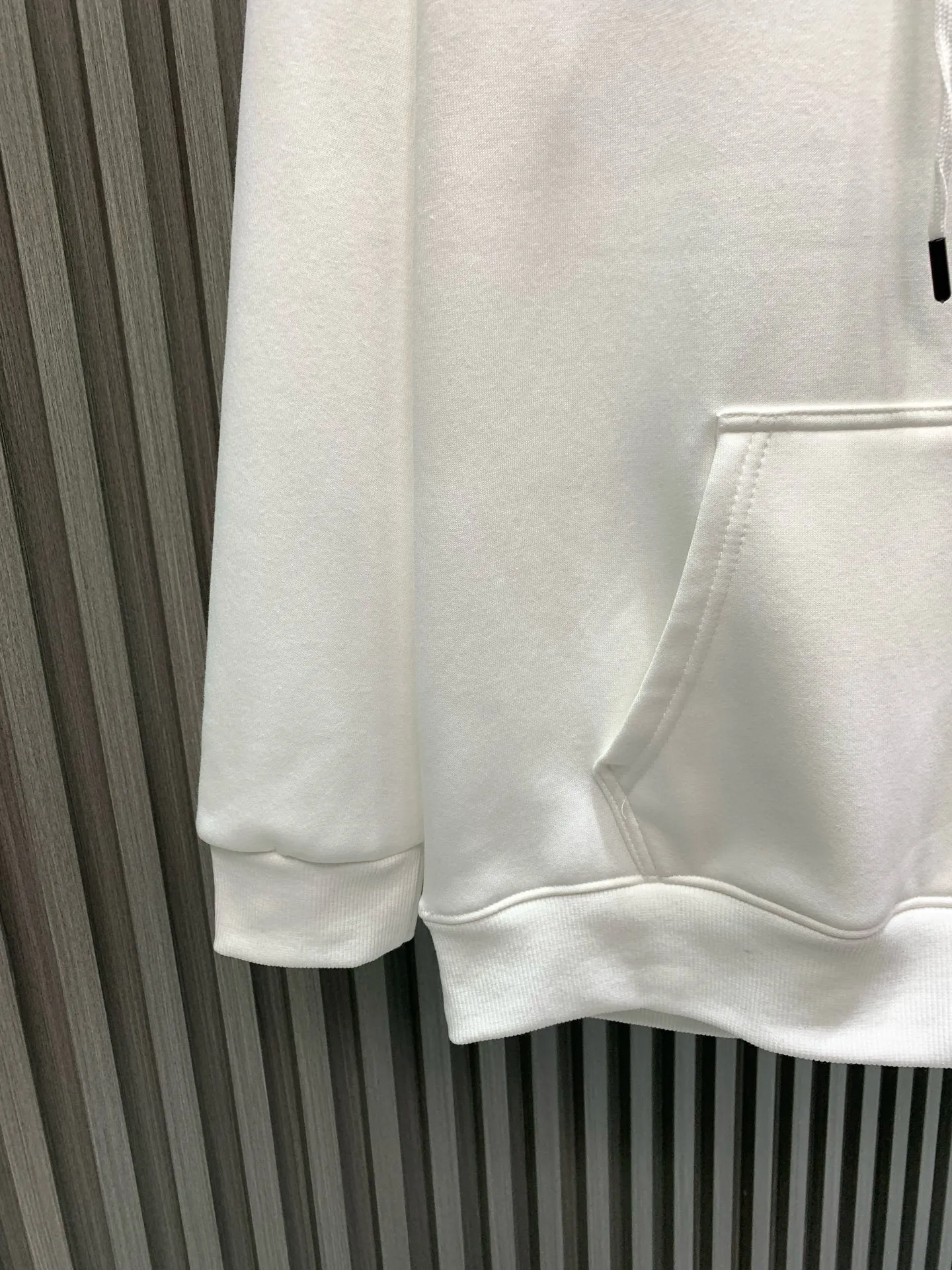 🅿️280 🀄️ Louis Vuitton 1v25ss new autumn and winter printed hooded sweatshirt 400 grams of pure cotton ➕ silver fox velvet This hooded round-neck sweatshirt follows the transatlantic journey of this series and celebrates the art of travel with distinctive elements. Cotton blended knitting presents the Damier pattern. The intarsia logo outlined by Yingze yarn is like a luggage tag. High-viscosity cotton material woolen fabric High-count cotton added Dry and avoids stuffiness. Light luxury. A must-have item for daily commuting for men and women. Correct version. Welcome to compare.